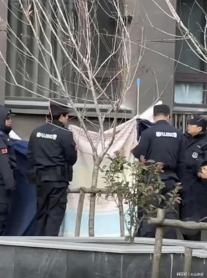 在自家6楼阳台晒被褥时一不小心坠亡…凯发k8网站太惨了！网传南通一业主(图5)